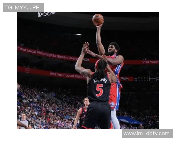 少林武僧与内姆哈德身高差距明显文班巧妙卡位争抢篮球引发热议